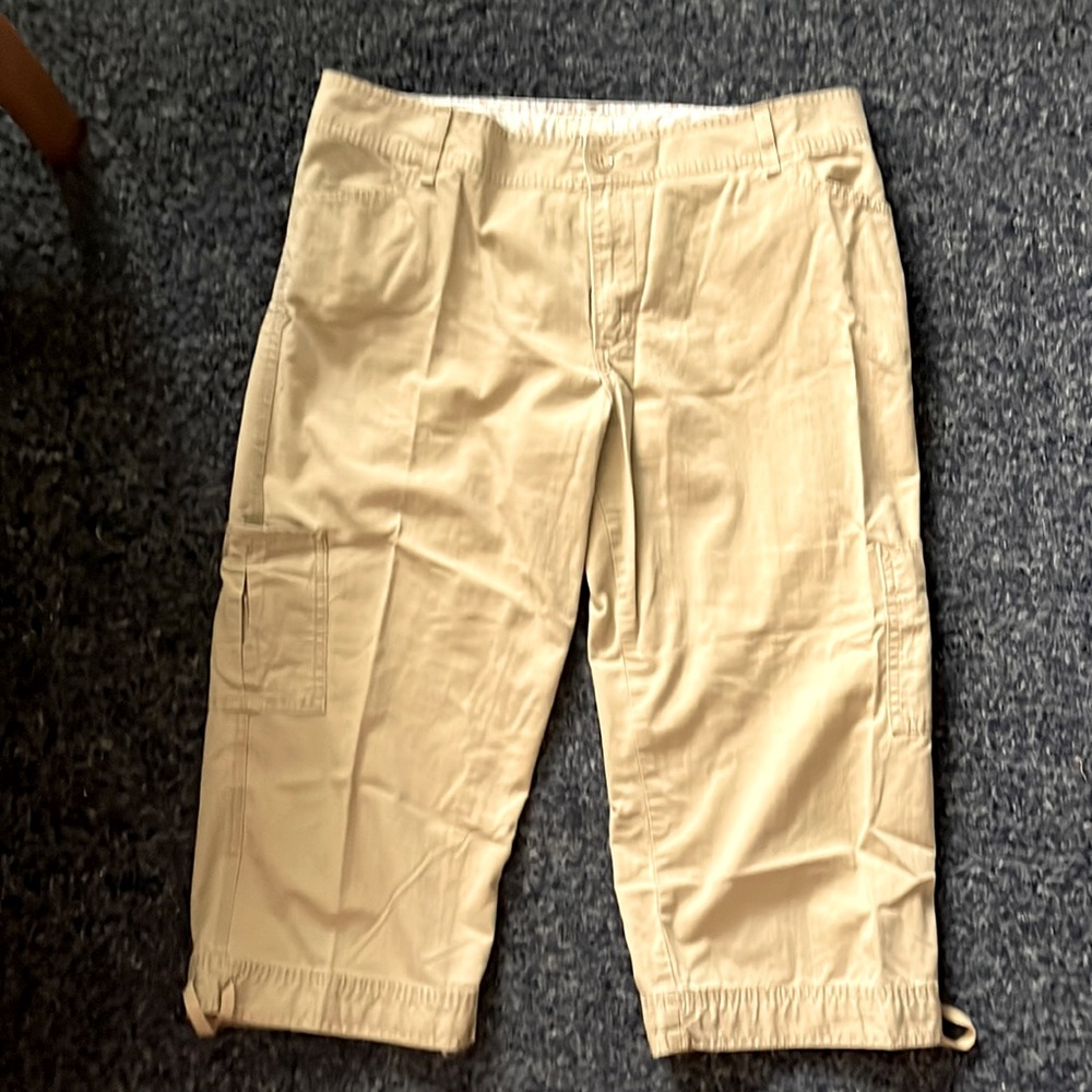Levis kaki colored cropped cargo pants